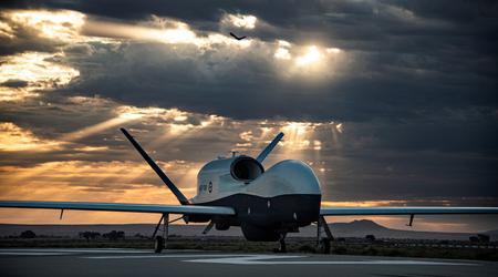 Australië gaat een vierde MQ-4C Triton verkenningsdrone kopen voor een bedrag van meer dan $100 miljoen, die kan klimmen tot hoogtes van meer dan 15 kilometer en 30 uur kan vliegen met snelheden van 575 kilometer per uur.