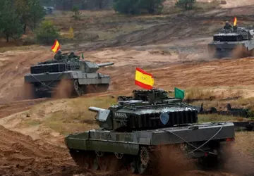 Spanje draagt extra Leopard 2 tanks ...