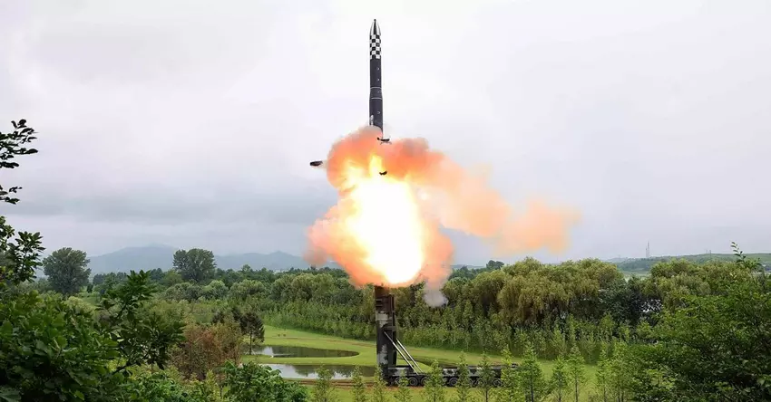 Noord-Korea heeft met succes de nucleair-kapabele intercontinentale ballistische raket Hwasong-18 gelanceerd, met een maximaal lanceerbereik van 15.000 km en een hoogte van 6648,4 km.