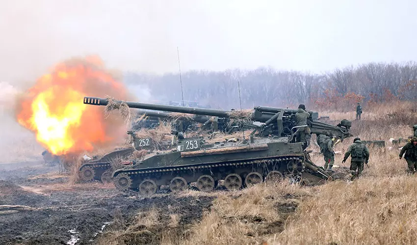 Oekraïense artilleristen vernietigen twee Russische 2S5 Giatsint-S zelfrijdende 152mm kanonnen.