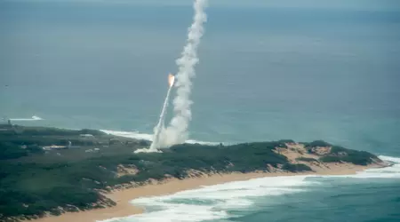 De destroyer USS Carl M. Levin gebruikte SM-3 Block IA en SM-2 Block IIIA onderscheppingsraketten om tegelijkertijd ballistische raketten en antischipraketten te onderscheppen.