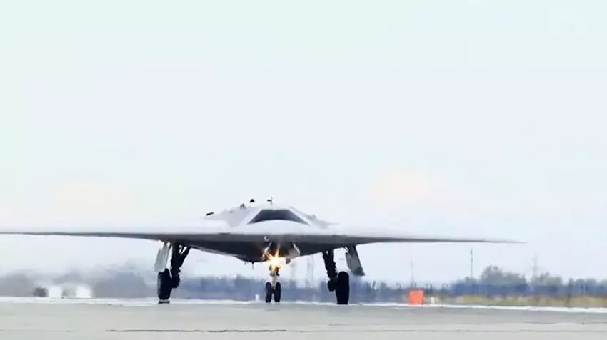 Rusland is bezig met de ontwikkeling van de Okhotnik aanvalsdrone met Kh-59MK2 en R-77M raketten, die kan samenwerken met het Su-57 vijfde generatie gevechtsvliegtuig.