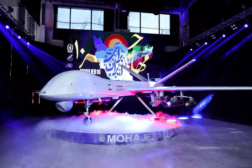 Iran heeft de Mohajer-10 aanvals- en verkenningsdrone onthuld met een ontwerp dat lijkt op de MQ-9 Reaper. De drone kan met een snelheid van 210 kilometer per uur tot op een afstand van 2.000 kilometer vliegen.