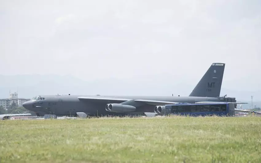 De B-52H Stratofortress atoombommenwerper heeft een onverwacht bezoek gebracht aan Japan - het strategische vliegtuig maakte voor het eerst in 34 jaar een noodlanding in Tokio.