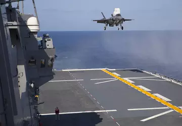 Het Japanse helikoptervliegdekschip JS Izumo zal ...