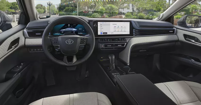 Interieur van de vernieuwde Toyota Camry sedan (2025) voor de Amerikaanse markt