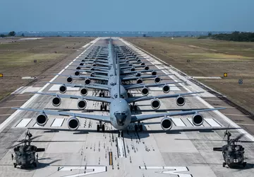 Amerikaanse luchtmacht demonstreert 'olifantenrit' van 18 ...