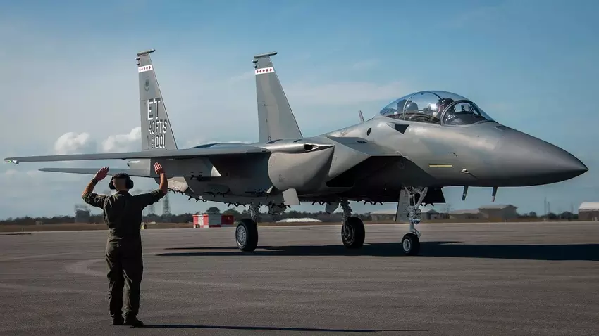 Het Pentagon heeft extra financiering ontvangen en zal nog twee gemoderniseerde F-15EX Eagle II gevechtsvliegtuigen van de vierde generatie kunnen kopen voor de Air National Guard Air Force.