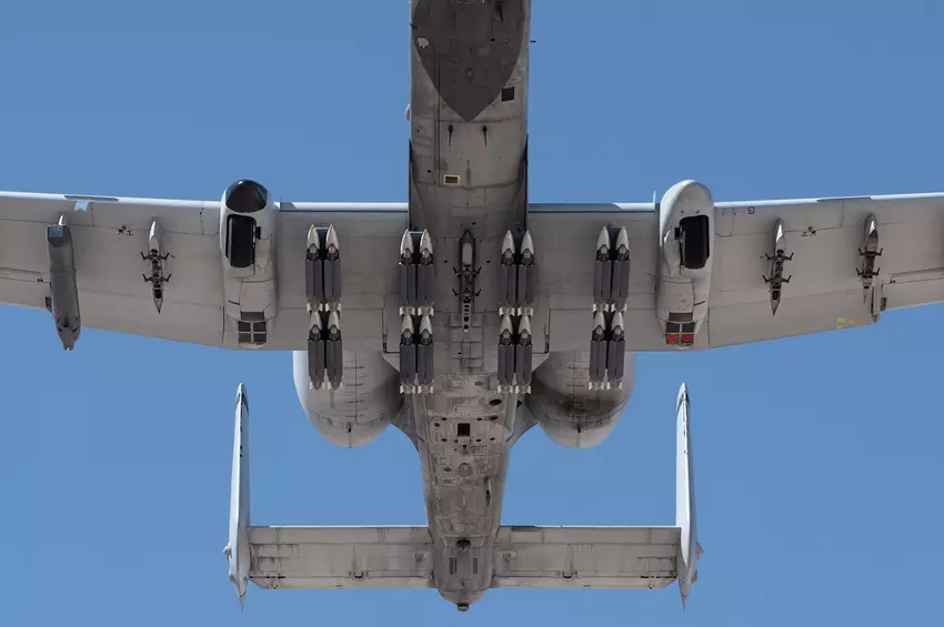 A-10 Thunderbolt II aanvalsvliegtuigen zullen na een software-upgrade 16 GBU-39/B SDB high-precision bommen kunnen dragen.
