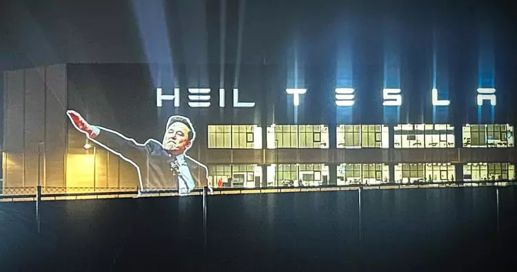 Musk's Hitlergroet werd getoond met een ...