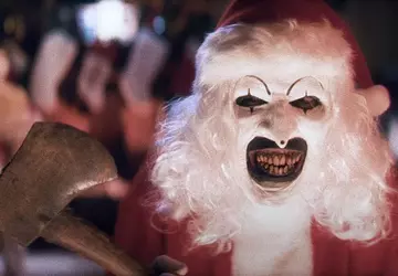 Kerstman met bijl: de eerste trailer ...