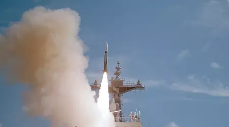 De Amerikaanse destroyer USS Carney gebruikte SM-2 onderscheppingsraketten om drie raketten en acht drones bij Jemen te vernietigen.
