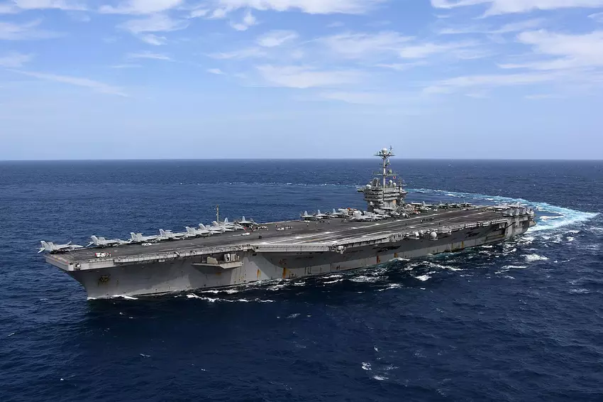 Jemenitische Houthi's zeggen dat ze een gecombineerde aanval hebben uitgevoerd op het vliegdekschip USS Harry S. Truman