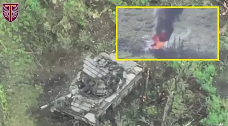 Goedkope Oekraïense kamikaze drones hebben een Russische T-80BV tank met het Contact-1 dynamisch verdedigingssysteem platgebrand