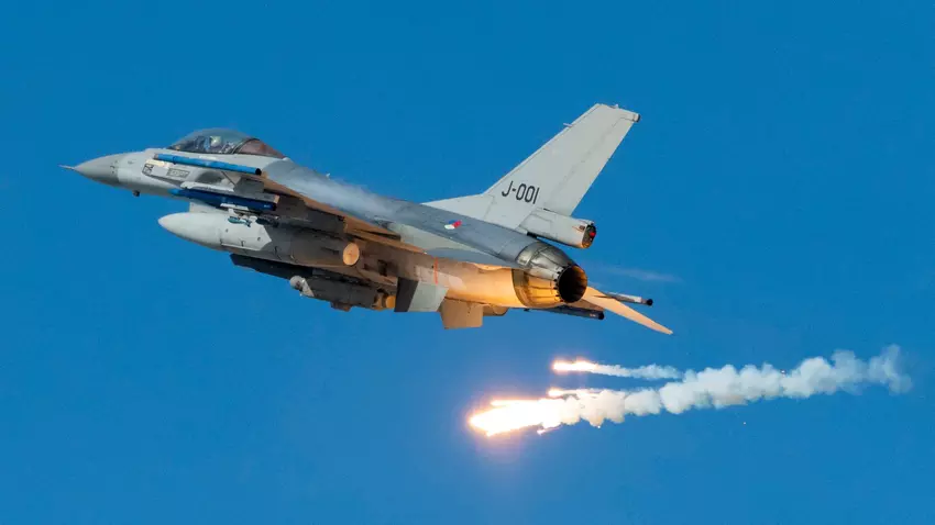 Nederland is van gedachten veranderd over de verkoop van 28 F-16 Fighting Falcon gevechtsvliegtuigen van de vierde generatie aan een Amerikaans particulier bedrijf.