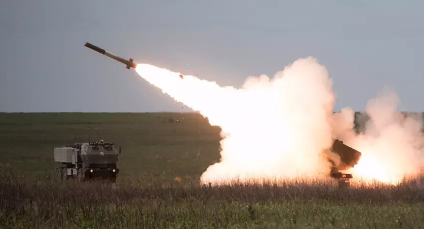 Oekraïense artilleristen gebruiken HIMARS om een zeldzaam Russisch 2B26 Grad raketsysteem op een KAMAZ-5350 chassis te vernietigen.