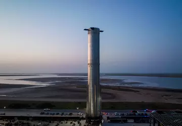 SpaceX rolde een nieuw Super Heavy ...