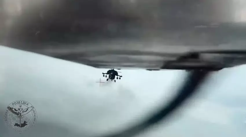 Unieke beelden: Oekraïense inlichtingendienst toonde video van hoe twee Russische helikopters en een vliegtuig er niet in slaagden een Oekraïense UAV te vernietigen in de buurt van de Krim