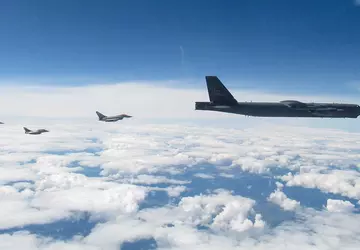 Rafale en Eurofighter Typhoon gevechtsvliegtuigen onderscheppen ...