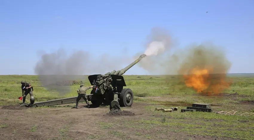 Oekraïense strijdkrachten vernietigen Sovjet 152 mm M1987 houwitser 2A65 in Rusland