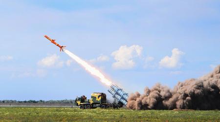 Oekraïne lanceerde een massale aanval met drones en Neptunusraketten op een vliegveld op de Krim dat onderdak bood aan Su-30 gevechtsvliegtuigen, Su-24 bommenwerpers, Pantsir-S1 luchtverdedigingssystemen en een Mohajer-6 UAV operator trainingscentrum.