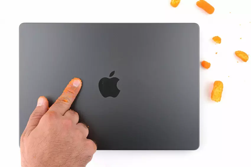 iFixit heeft de nieuwe MacBook Pro M3 uit elkaar gehaald en uitgelegd waarom de behuizing donkerder is en minder vingerafdrukken opvangt