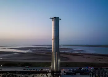 SpaceX rolde een nieuw Super Heavy ...