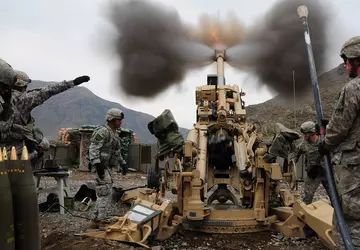 Tor SAM-systeem, munitiedepot? Twee houwitsers, zeven ...