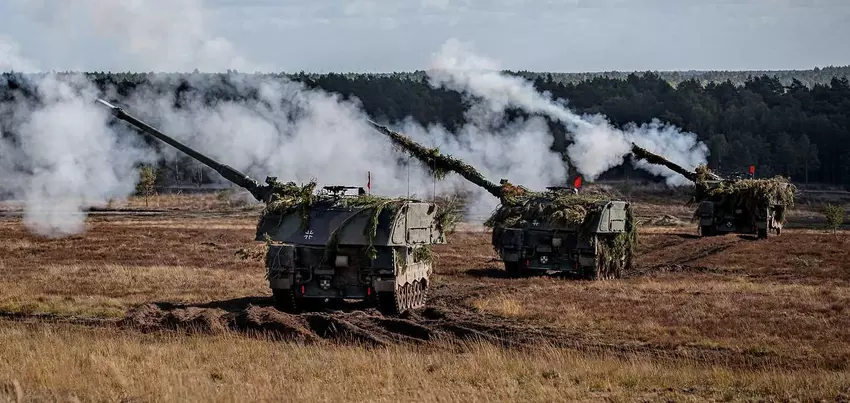 Duitsland heeft de aankoop van 12 Panzerhaubitze 2000 zelfrijdende houwitsers ter waarde van 190,7 miljoen euro officieel goedgekeurd.