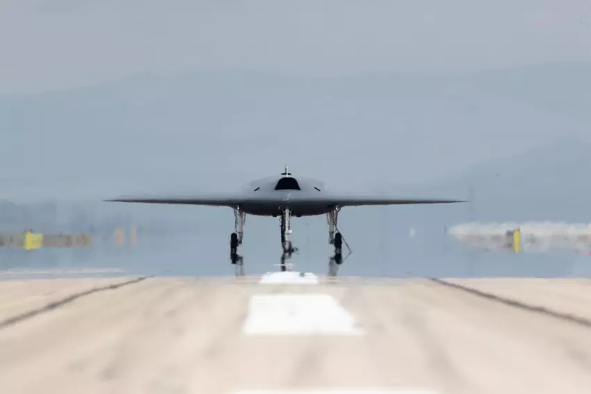 Turkse ANKA 3 stealth drone op de startbaan klaar voor zijn eerste vlucht