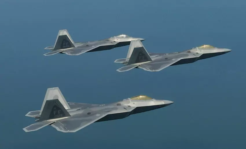 Drie F-22 straaljagers van de vijfde generatie onderscheppen een onbekend bolvormig object boven Hawaï.