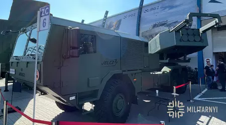 Polen onthulde het Amerikaanse HIMARS-raketsysteem op een binnenlands Jelcz 663.45 T60 TS 6×6 wielchassis.