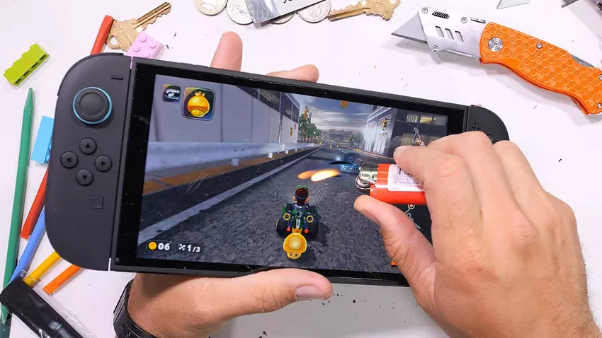 Een scalpel, een aansteker en sterke handen breekten de Nintendo Switch 2 niet: blogger JerryRigEverything testte de nieuwe console op duurzaamheid