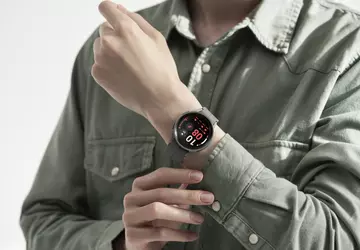 Samsung Galaxy Watch 5 Pro smartwatch ...