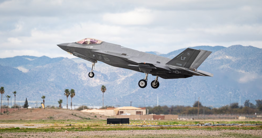 De Amerikaanse luchtmacht is een onderzoek gestart naar een mechanisch defect aan boord van het F-35 Lightning II gevechtsvliegtuig van de vijfde generatie tijdens de vlucht.