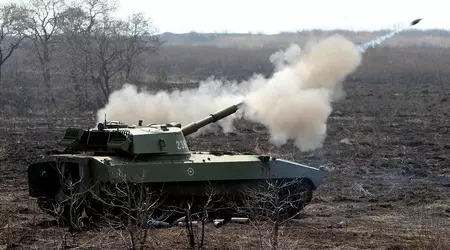 FPV drone scheurde een gecamoufleerde Russische 2S1 Gvozdika zelfrijdende houwitser in twee stukken