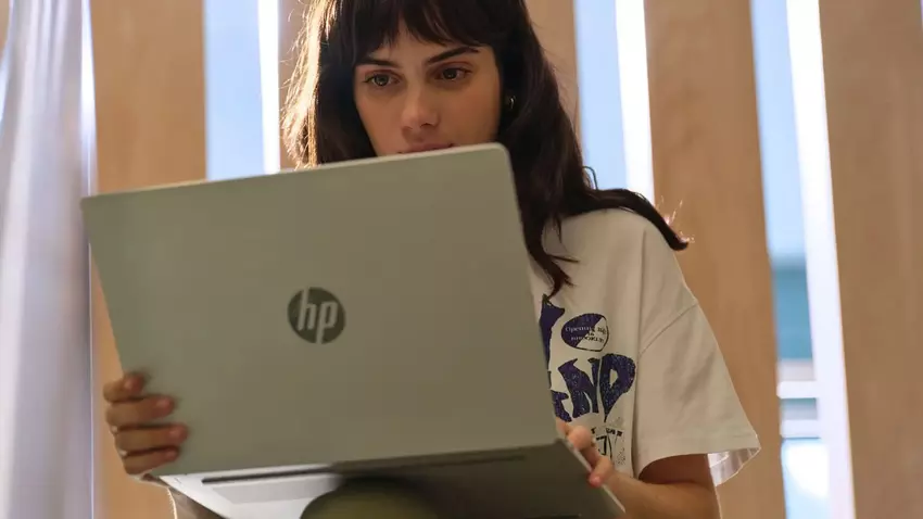 HP heeft de OmniBook 5 onthuld, een lijn van compacte en krachtige laptops geoptimaliseerd voor AI-toepassingen