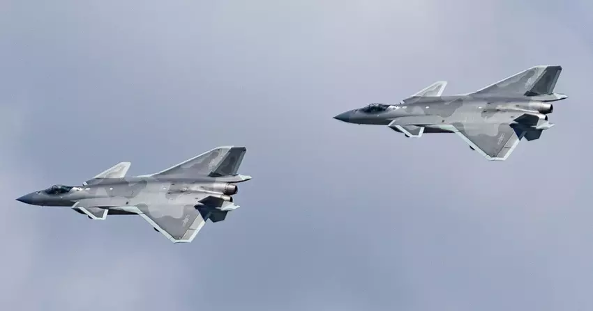 China verbetert zijn J-20 Mighty Dragon gevechtsvliegtuig van de vijfde generatie om de Amerikaanse F-22 Raptor te overtreffen.