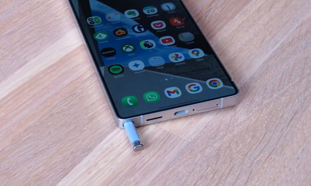 Samsung Galaxy S25 Ultra of Apple iPhone 17 Pro Max