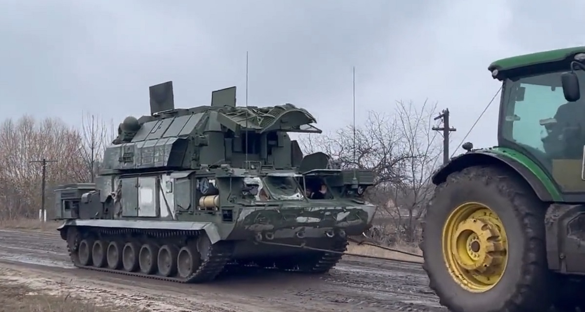 Vanwege de zware verliezen van Tor-M2's in Oekraïne heeft Rusland een nieuwe serie gemoderniseerde korteafstandsgrond-luchtraketsystemen besteld. Vanwege de zware verliezen van Tor-M2's in Oekraïne heeft Rusland een nieuwe serie gemoderniseerde korteafstandsgrond-luchtraketsystemen besteld.