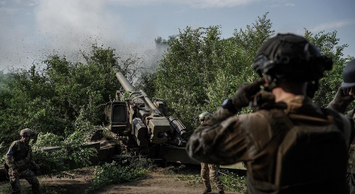 De Oekraïense defensiemacht heeft voor het eerst Franse TRF1 houwitsers met een bereik tot 30 km in actie laten zien. De Oekraïense defensiemacht heeft voor het eerst Franse TRF1 houwitsers met een bereik tot 30 km in actie laten zien.