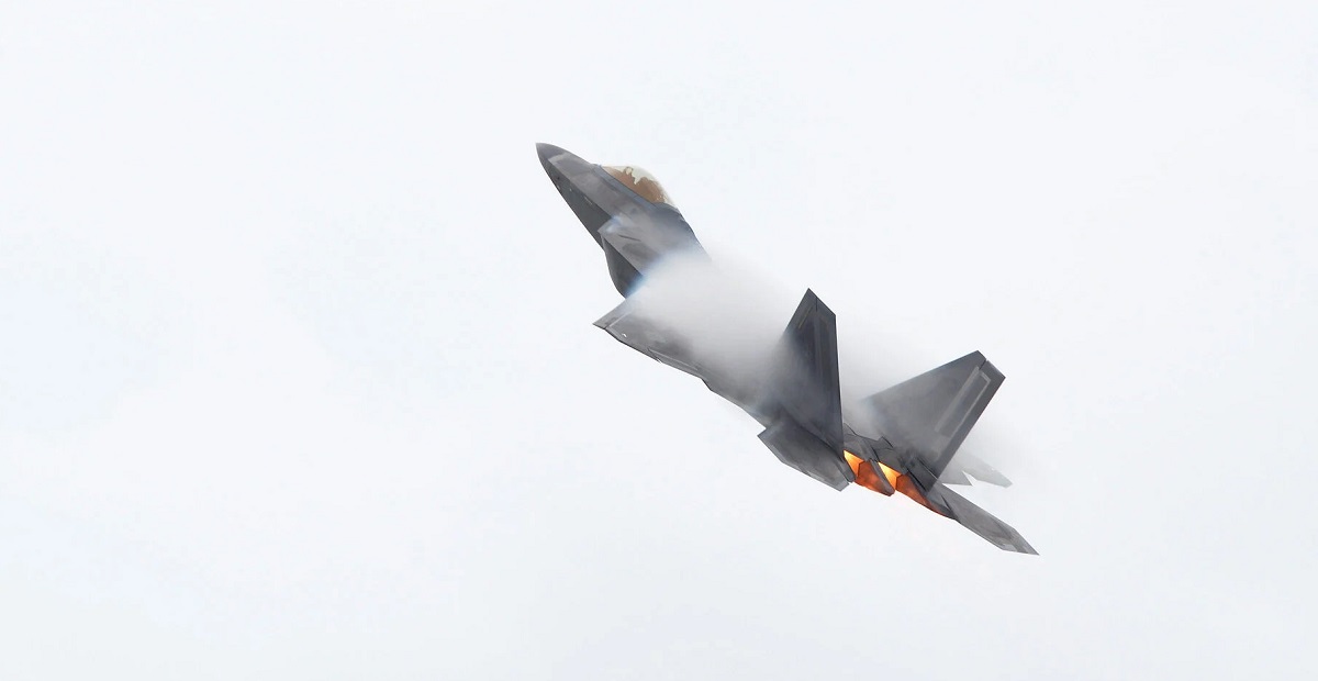 De Amerikaanse luchtmacht en Pratt & Whitney hebben een upgrade van F119 motoren voor alle F-22 Raptor gevechtsvliegtuigen van de vijfde generatie ter waarde van $21 miljoen voltooid. De Amerikaanse luchtmacht en Pratt & Whitney hebben een upgrade van F119 motoren voor alle F-22 Raptor gevechtsvliegtuigen van de vijfde generatie ter waarde van $21 miljoen voltooid.