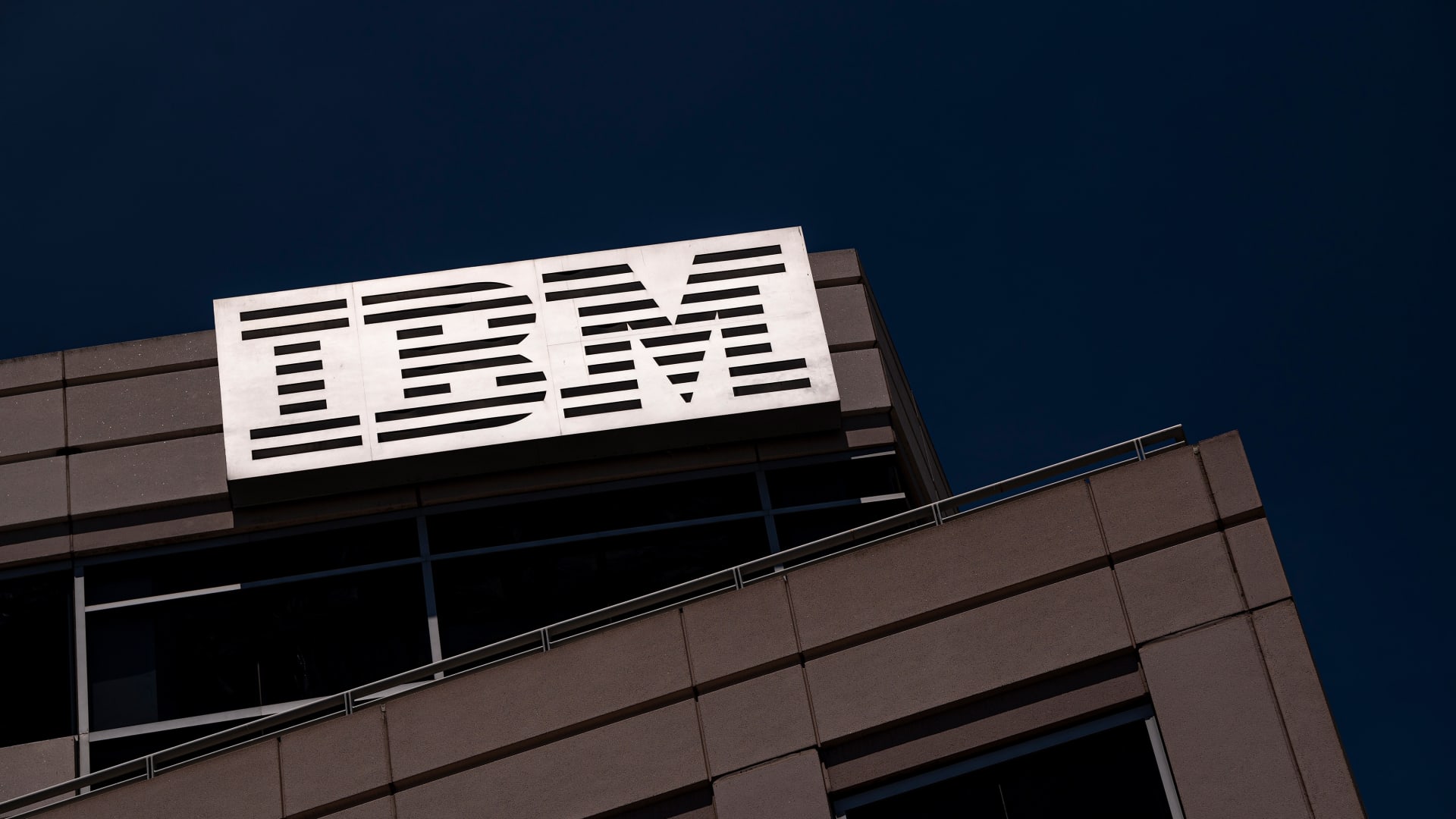 IBM CEO denkt dat AI vooral witteboordenbanen zal beïnvloeden, maar ze niet zal verdringen IBM CEO denkt dat AI vooral witteboordenbanen zal beïnvloeden, maar ze niet zal verdringen