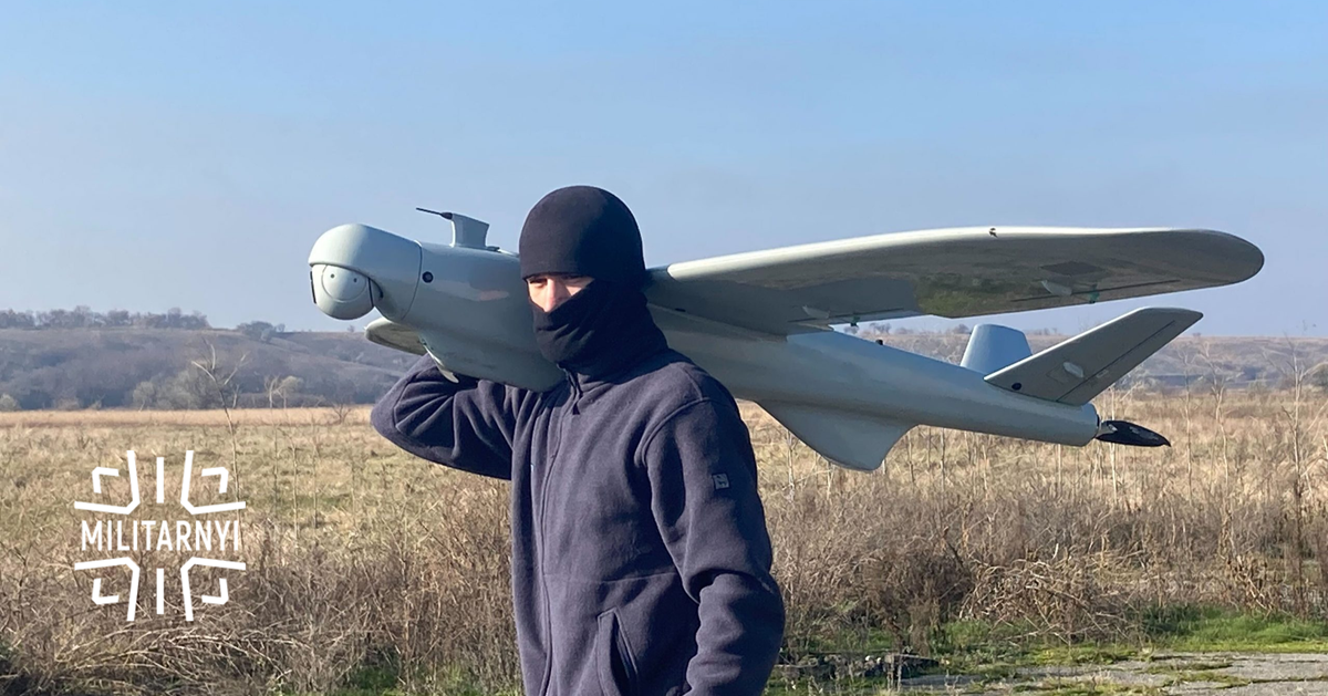 Leleka LR is een nieuwe versie van de Oekraïense Leleka-100 drone, die EW-bestendig is en een groter bereik heeft. Leleka LR is een nieuwe versie van de Oekraïense Leleka-100 drone, die EW-bestendig is en een groter bereik heeft.