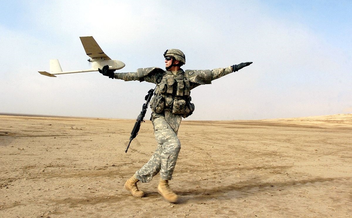 De VS hebben gratis AeroVironment RQ-11 Raven verkenningsdrones geschonken aan de Ecuadoraanse marine. De VS hebben gratis AeroVironment RQ-11 Raven verkenningsdrones geschonken aan de Ecuadoraanse marine.