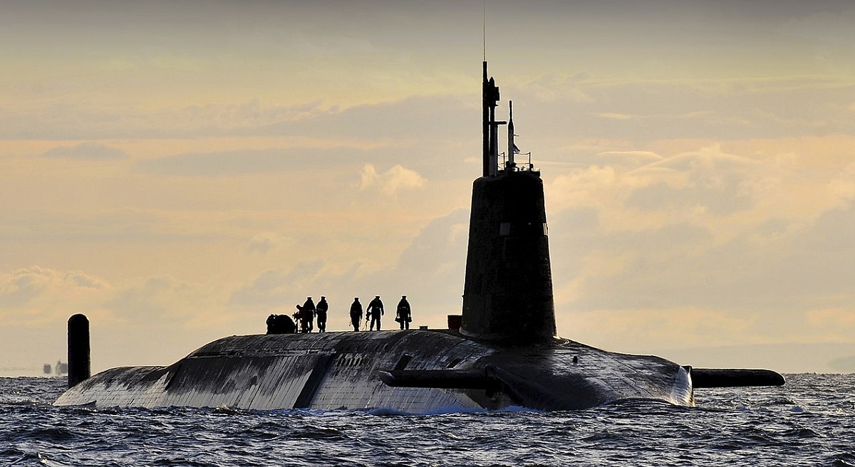 HMS Vanguard (S28), een van de vier onderzeeërs van de Royal Navy met Trident II ballistische raketten en kernkoppen, zal een revisie ondergaan. HMS Vanguard (S28), een van de vier onderzeeërs van de Royal Navy met Trident II ballistische raketten en kernkoppen, zal een revisie ondergaan.