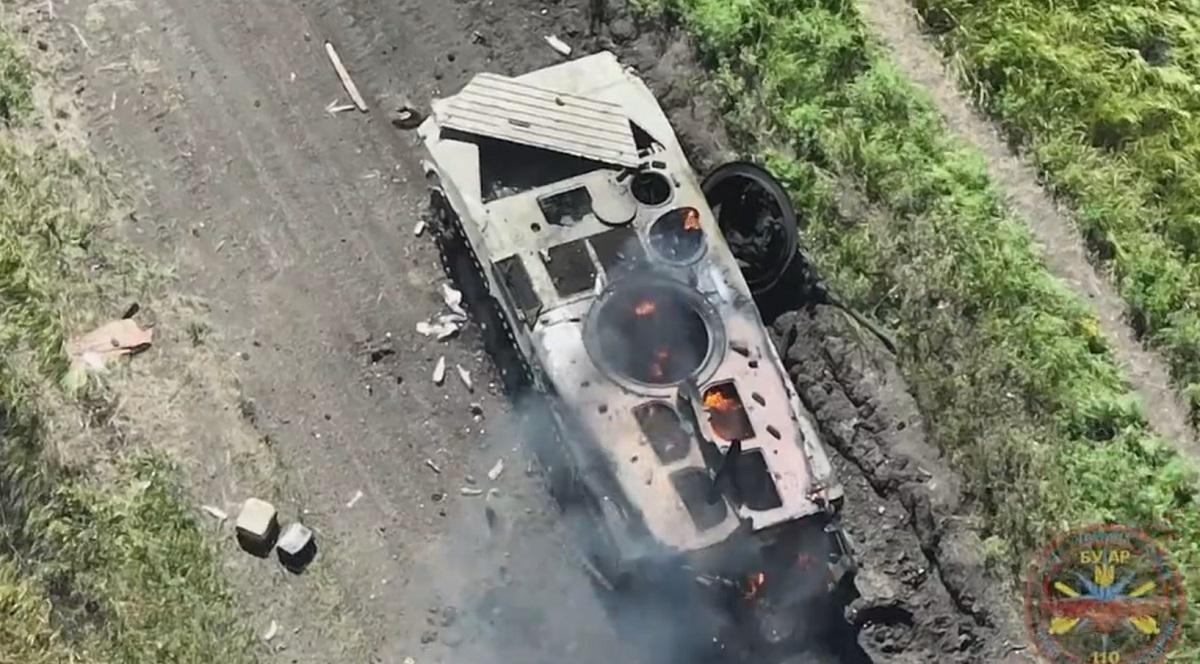 Oekraïense drone gooide granaten naar Russisch BMP-1 infanteriegevechtsvoertuig ter waarde van $200.000 Oekraïense drone gooide granaten naar Russisch BMP-1 infanteriegevechtsvoertuig ter waarde van $200.000