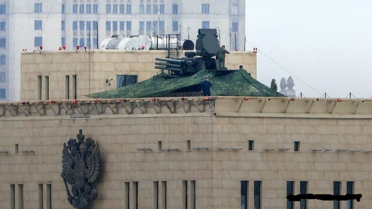 Een Pantsir-S1 luchtdoelraket- en kanonsysteem op het dak van het Russische ministerie van Defensie in Moskou is er niet in geslaagd een drone neer te schieten die 300 meter verderop vloog. Een Pantsir-S1 luchtdoelraket- en kanonsysteem op het dak van het Russische ministerie van Defensie in Moskou is er niet in geslaagd een drone neer te schieten die 300 meter verderop vloog.