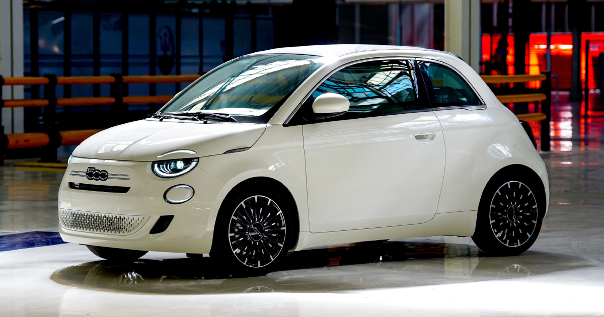 Fiat 500 Hybrid: Een Blik op het Groene Hart van een Automobielicoon Verkennen van de Duurzame Toekomst: Interieur van de Fiat 500 Hybrid