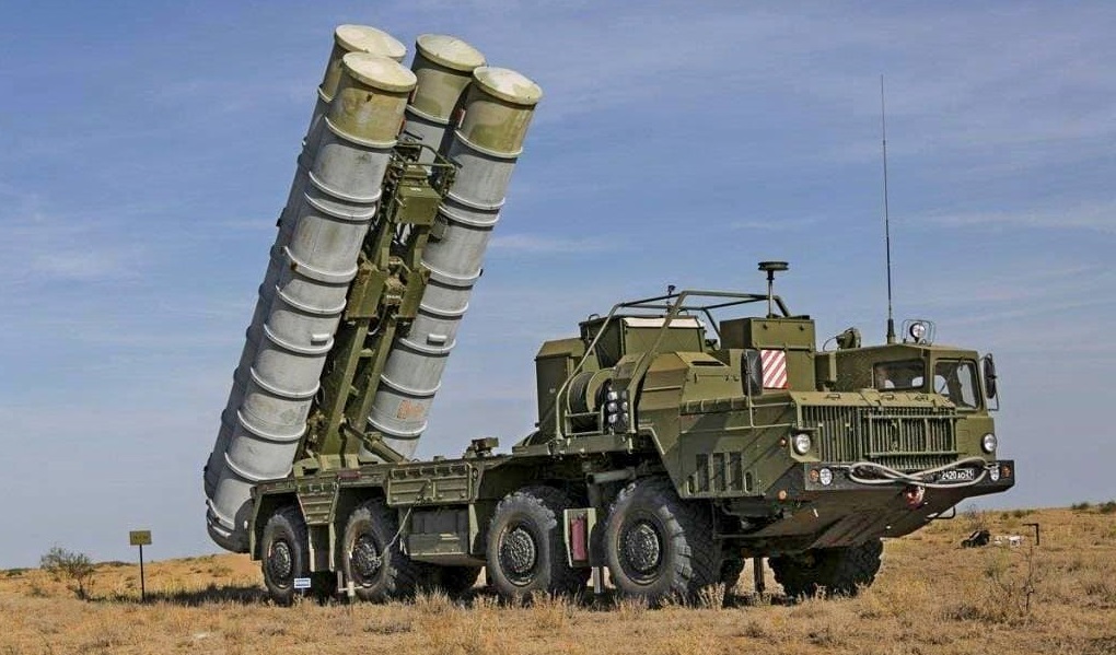 Het Russische S-400 Triumf grond-lucht raketsysteem met een maximaal bereik van 400 kilometer is voor het eerst gesignaleerd in India. Het Russische S-400 Triumf grond-lucht raketsysteem met een maximaal bereik van 400 kilometer is voor het eerst gesignaleerd in India.
